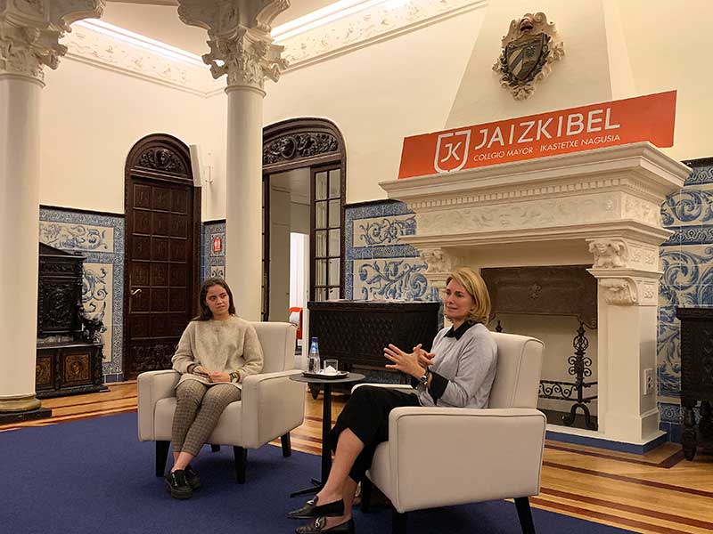 Arantza Quiroga en el CM Jaizkibel tertulia-cultural
