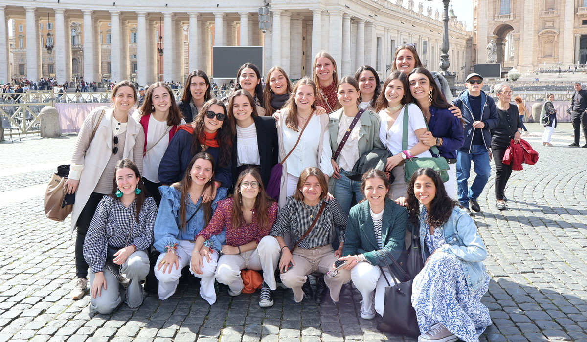 Carrusel-colegio-mayor-goroabe-alumni-college-12