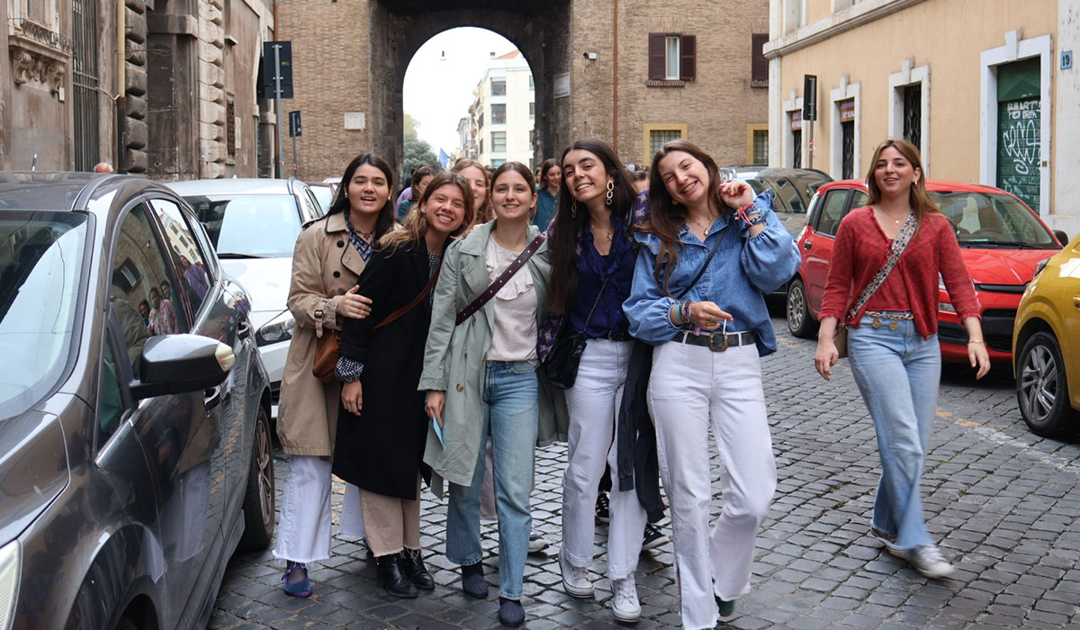 Carrusel-colegio-mayor-goroabe-alumni-college-14
